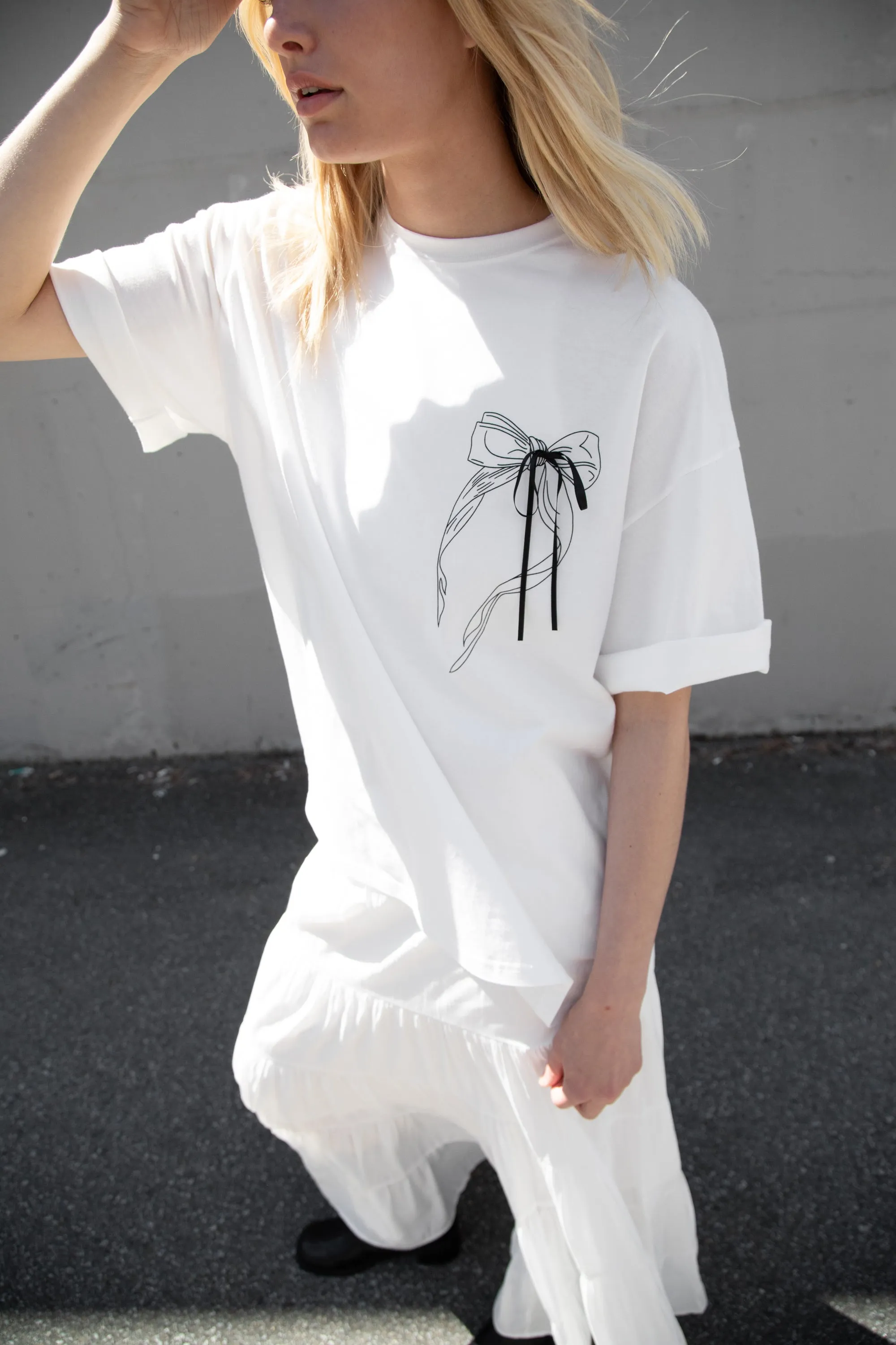 OVERSIZED T-SHIRT WITH BOW GRAPHIC