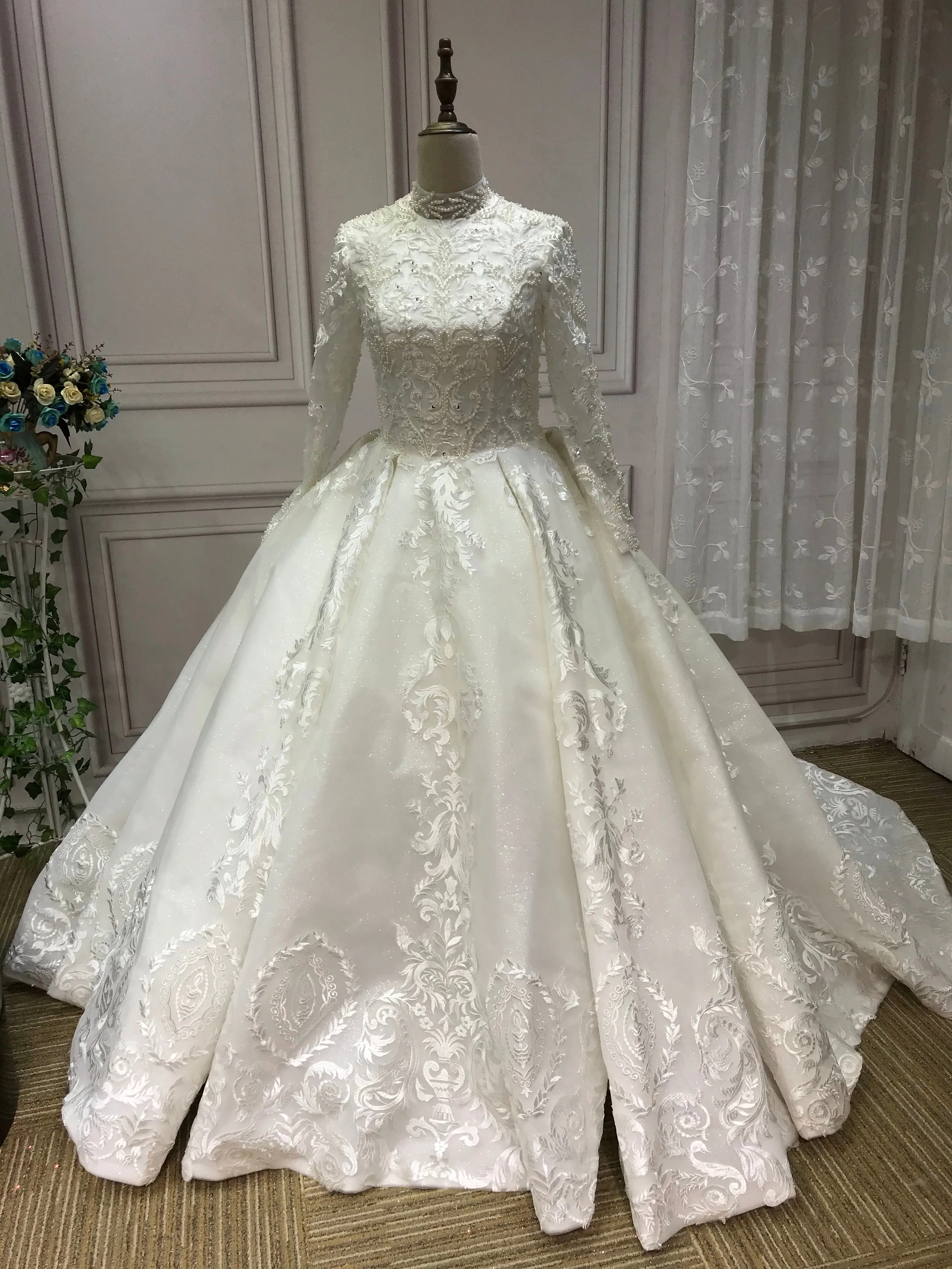 Vintage long sleeves lace appliqués glitter sparkling ball gown Muslim wedding dress 2020