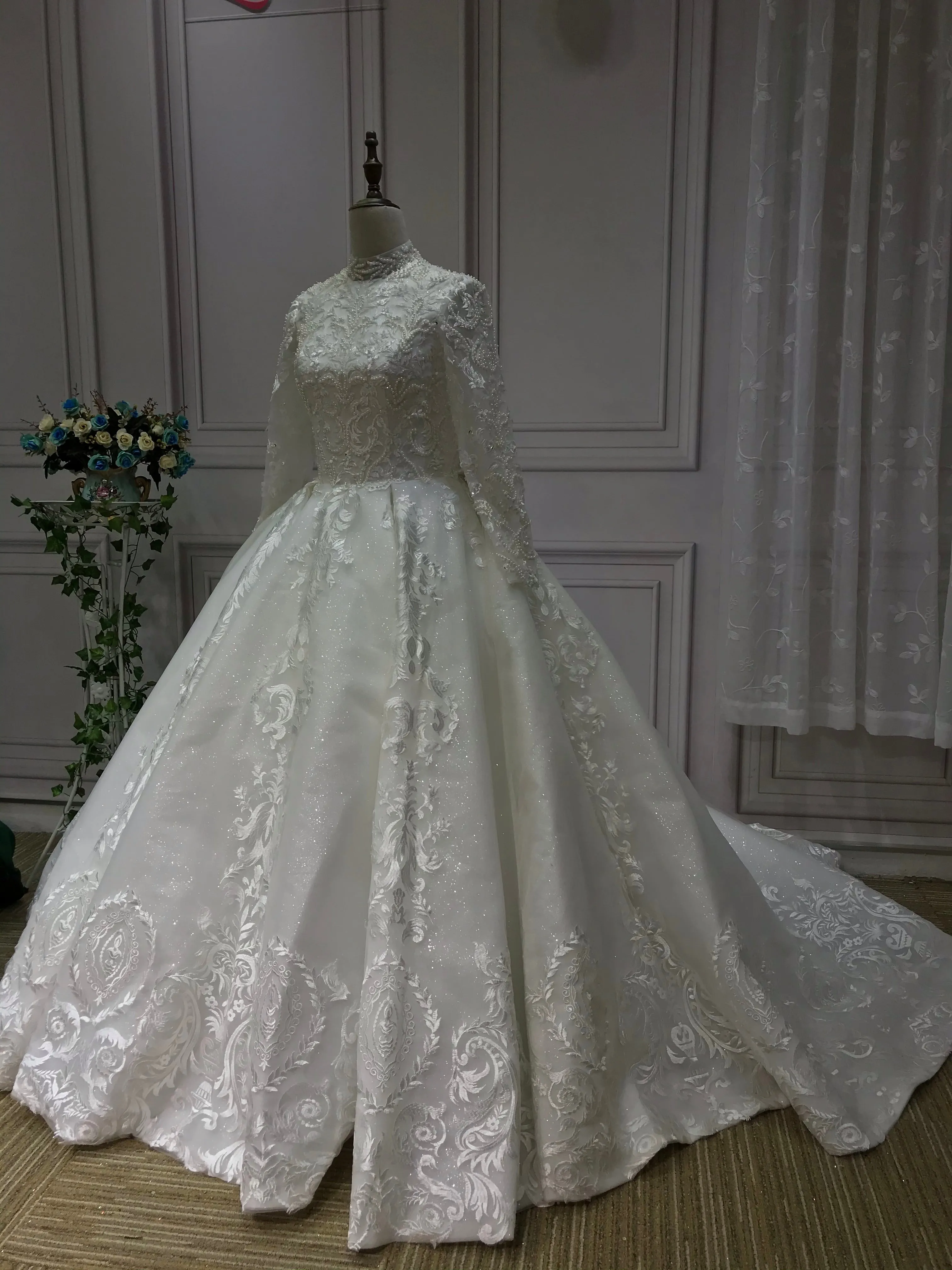 Vintage long sleeves lace appliqués glitter sparkling ball gown Muslim wedding dress 2020