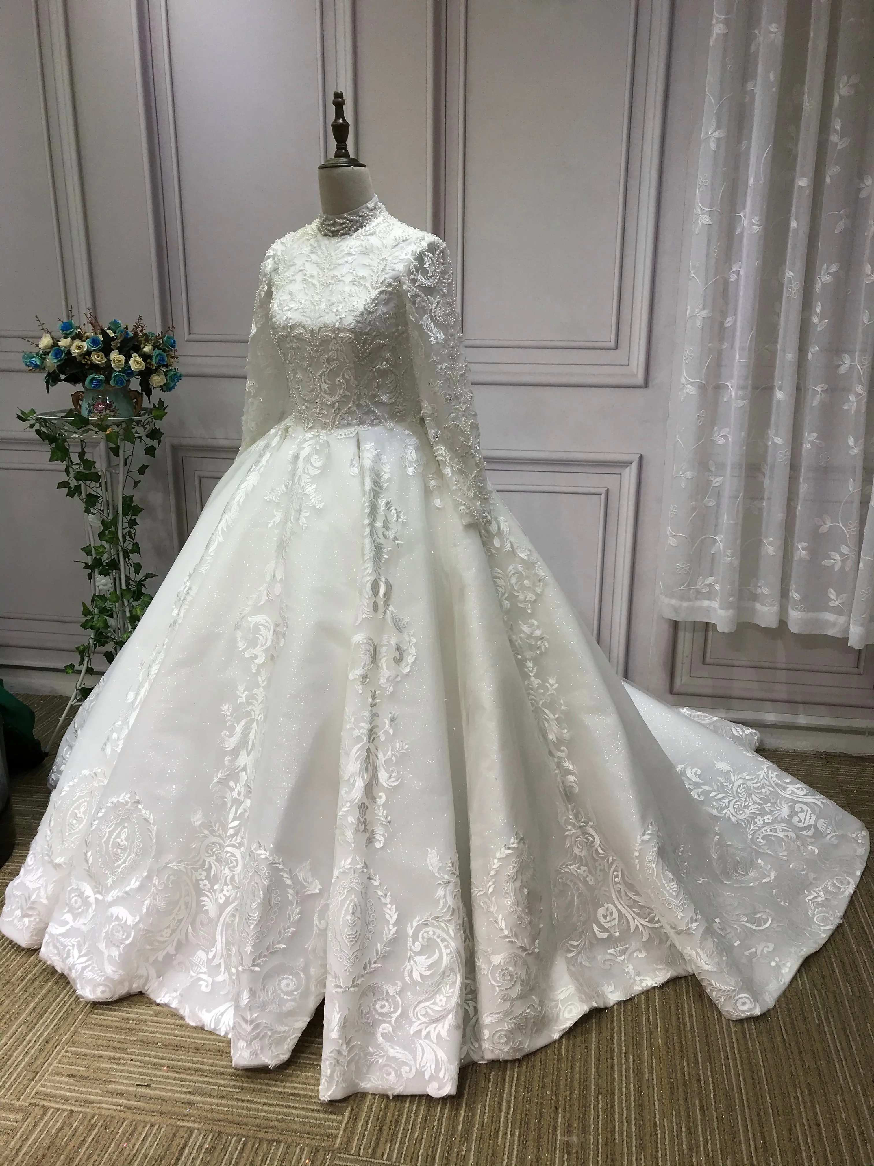 Vintage long sleeves lace appliqués glitter sparkling ball gown Muslim wedding dress 2020