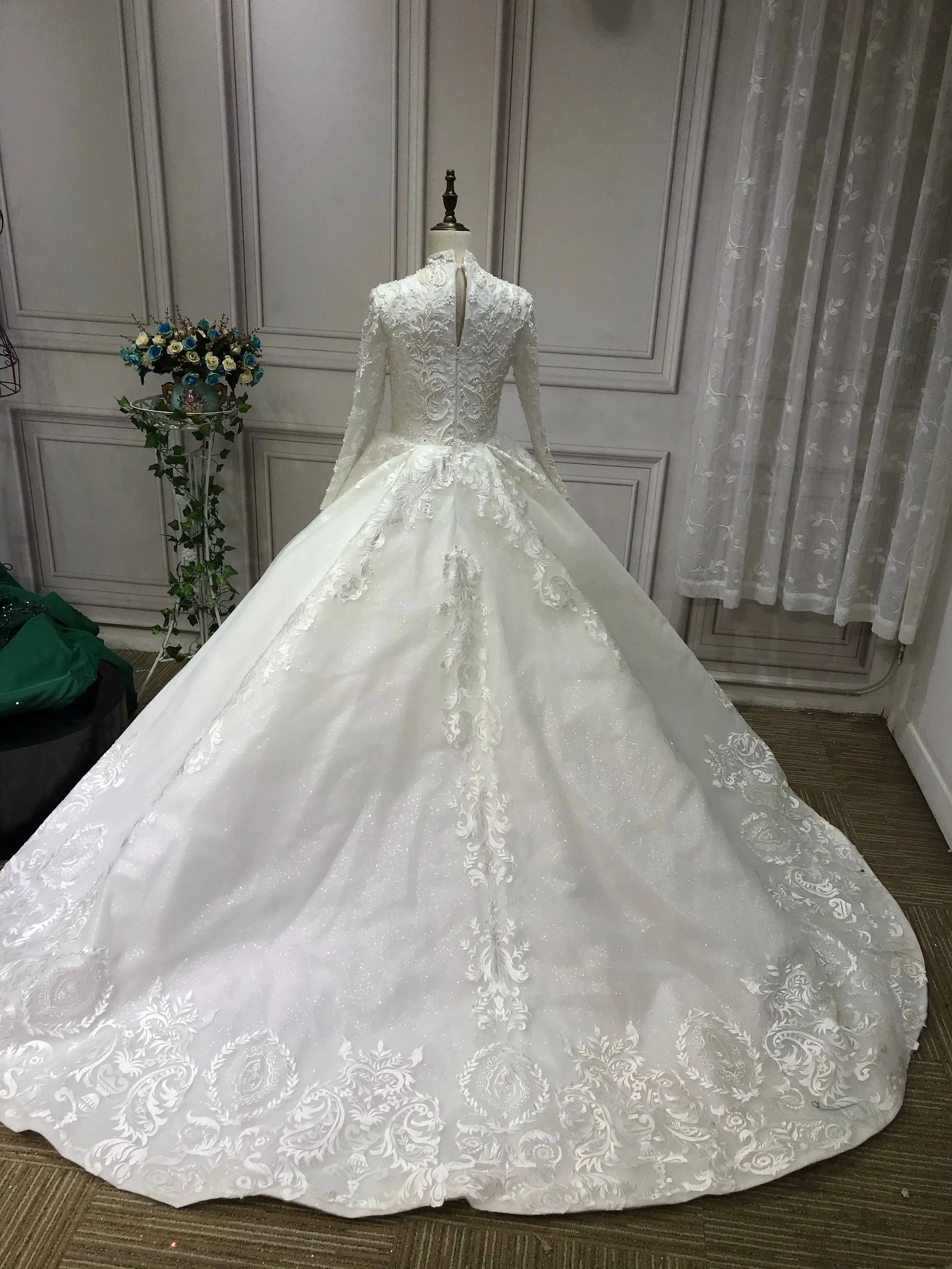 Vintage long sleeves lace appliqués glitter sparkling ball gown Muslim wedding dress 2020