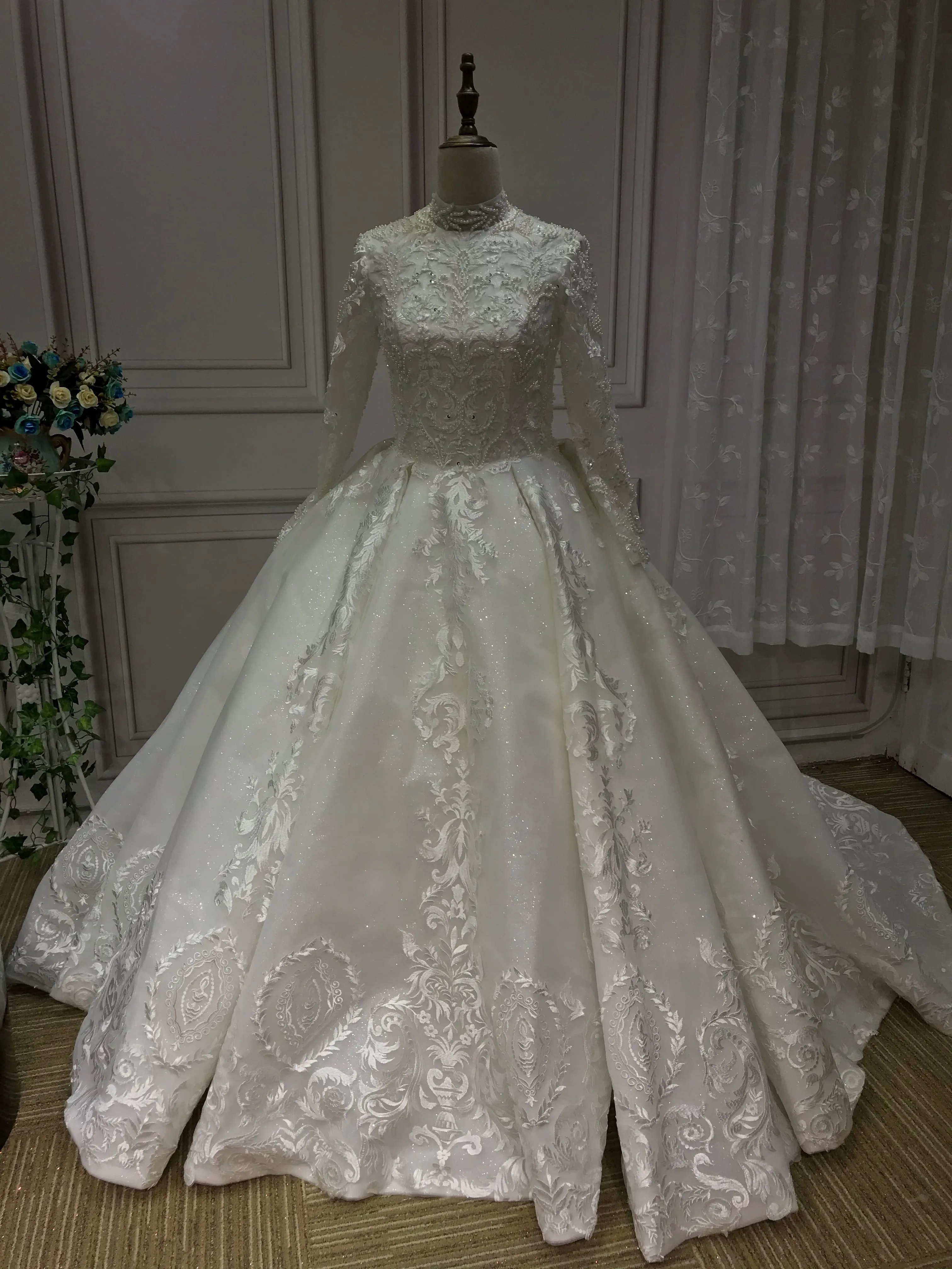 Vintage long sleeves lace appliqués glitter sparkling ball gown Muslim wedding dress 2020