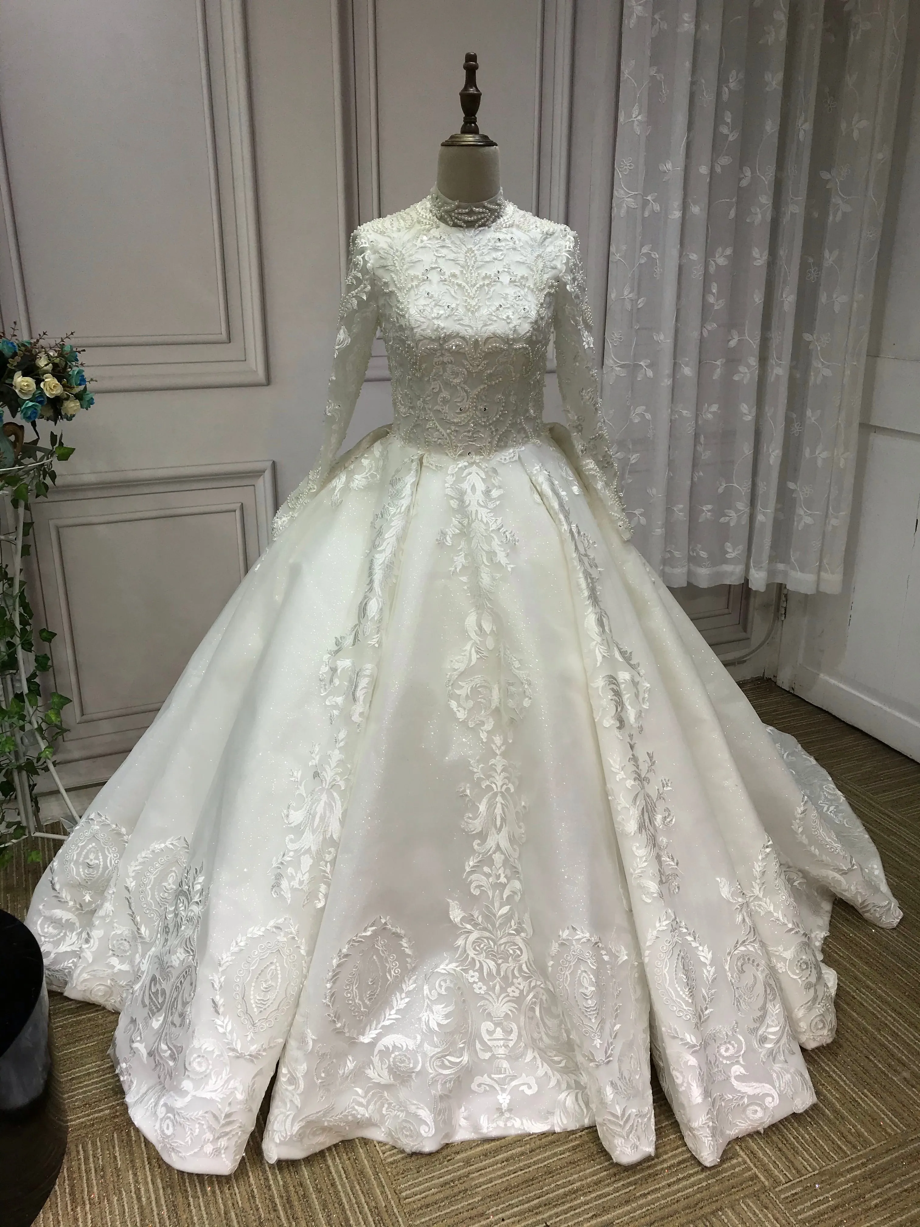 Vintage long sleeves lace appliqués glitter sparkling ball gown Muslim wedding dress 2020